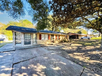 3010 Center St, Flora, MS 39071