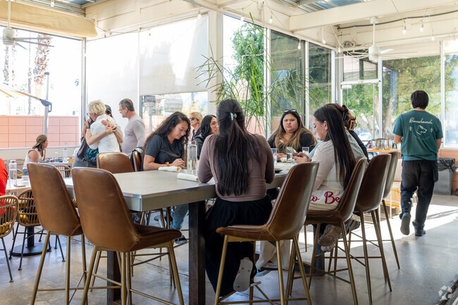 Sunrise Rafael residents can grab lunch at the nearby Boozehounds.