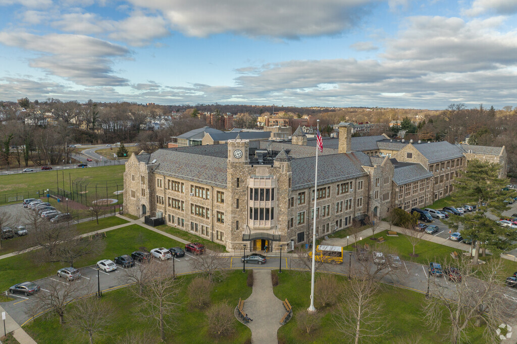 Pelham Memorial High School at 28 Franklin, Pelham, NY has great ratings.