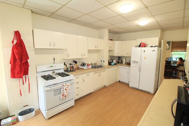 1809 Beacon St unit 2, Brookline, MA 02445 - photo 2