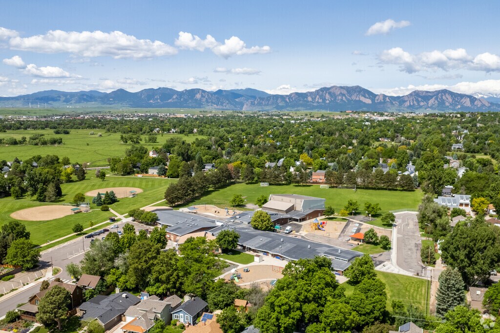Louisville Elementary School is located in the beautiful scenic area of Lafayette, CO.