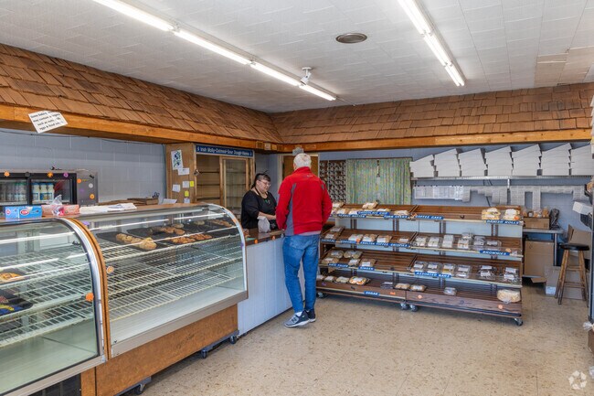 Maplewood Bakery delights Sherwood Glen with homemade breads and pastries.