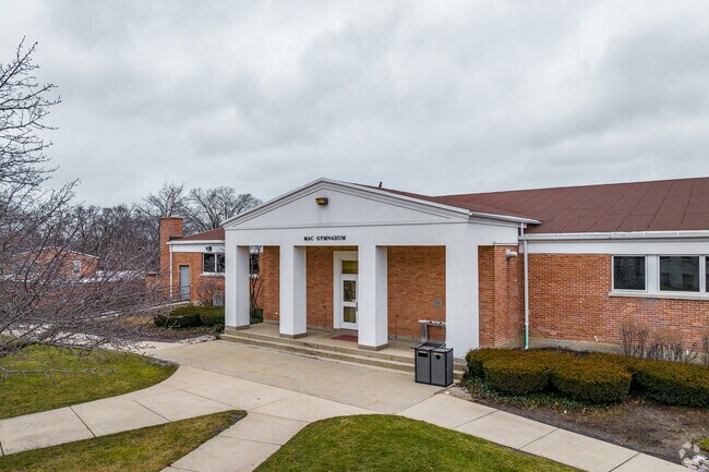 North Shore Country Day has a student-teacher ratio of 7 to 1.