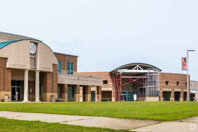 The two-year University of Arkansas Hope-Texarkana is part of the University of Arkansas system and offers over 50 areas of study on Hope’s south side.