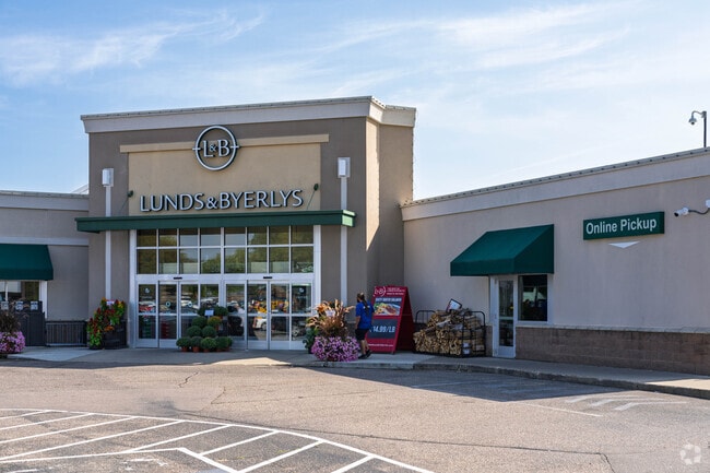 Lunds and Byerlys in Prior Lake offers groceries and essentials near Credit River.
