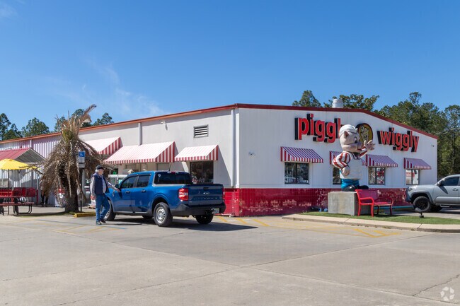 Piggly Wiggly and Dollar General are the city of East Milton's only grocery stores.