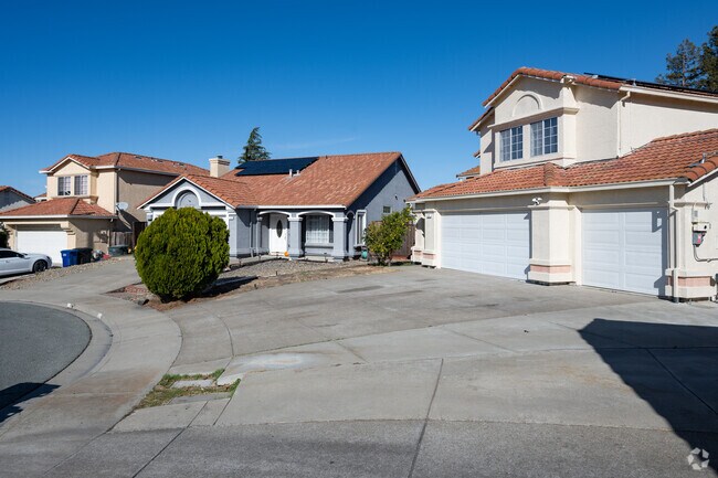 Oak Hills offers many sizes of Spanish style homes to choose from.