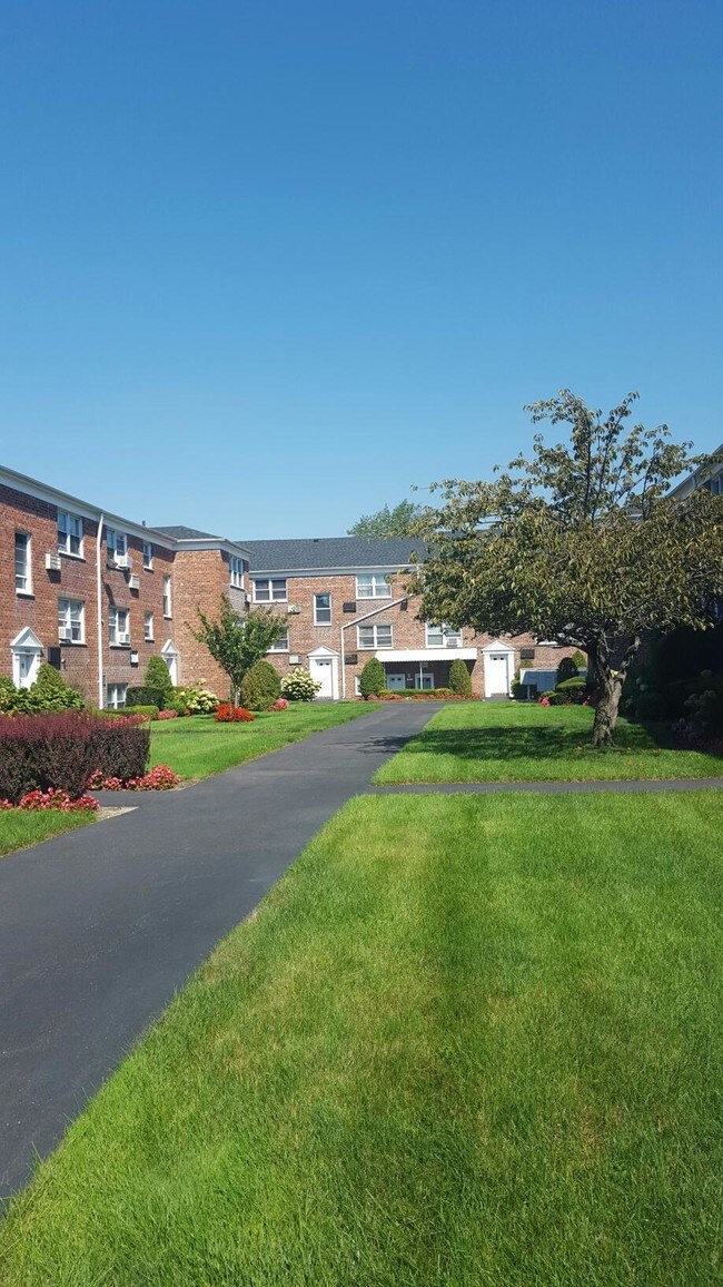 Eastcrest - No Availability, East Rockaway, NY 11518 - photo 2