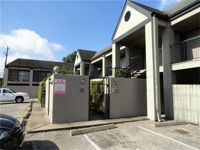 Exterior/parking view