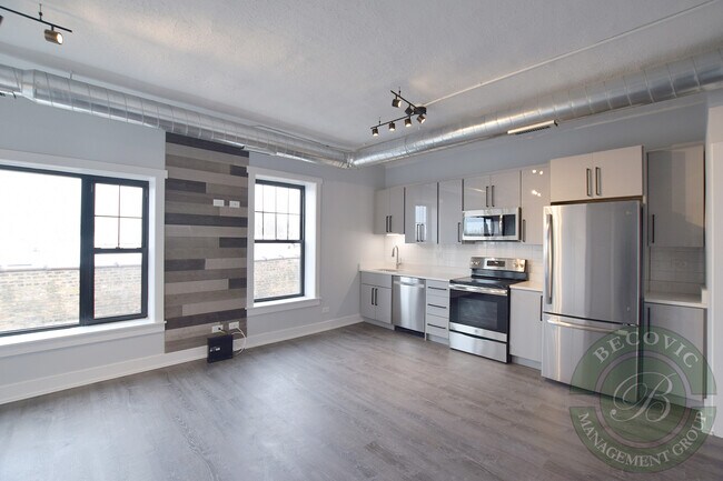 7645 N Sheridan Rd unit 201, Chicago, IL 60626 - photo 2