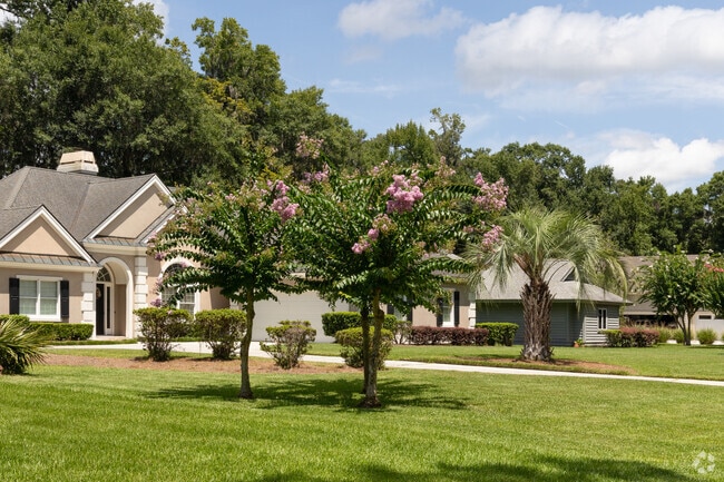 Crepe Myrtles and Palmetto trees are very popular along the streets of Rose Hill Plantation.