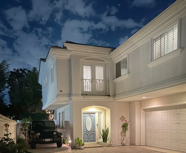 Back unit privacy with 2 car garage