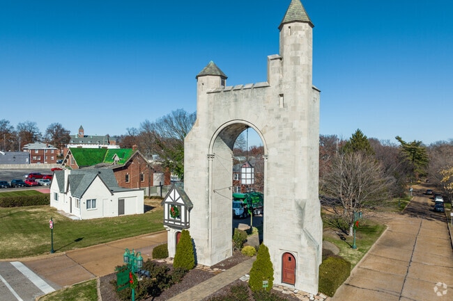 An impressive stone arch shows the strong culture of the neighborhood of Beverly Hills.
