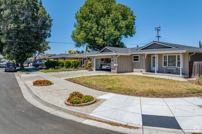 Comanche single-family homes feature traditional ranch and bungalows with quaint surroundings.