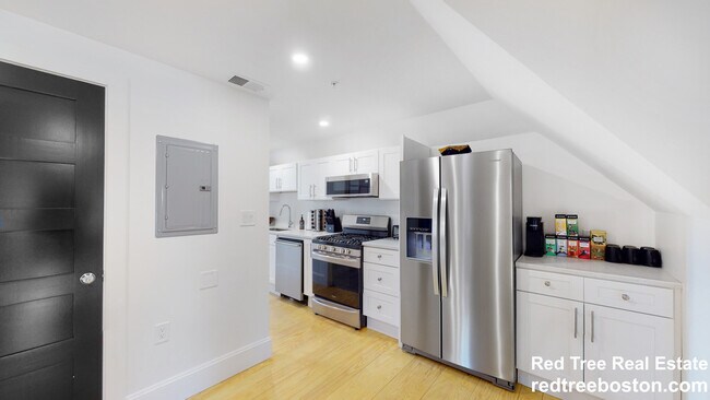 659 South St unit 3, Waltham, MA 02453 - photo 2