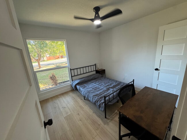 10206 Oak Hollow Cir, Austin, TX 78758 - photo 7