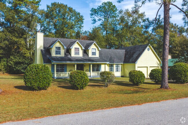 There are also a handful of Prairie Style homes as well in Muddy Creek.