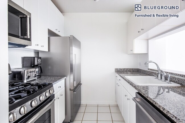 400 Chambers St unit FL26-ID608, New York, NY 10282 - photo 6
