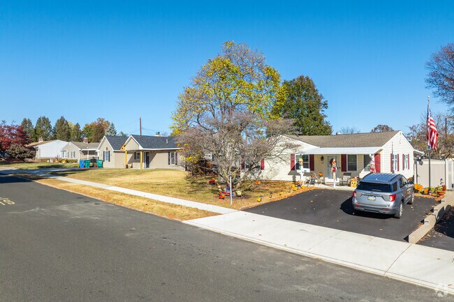 Row of Ranch style homes line the residential streets of Violetwood.