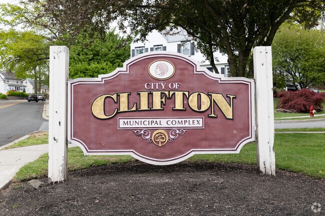 Welcome to Clifton, NJ sign in the Richfield section of Clifton, NJ.