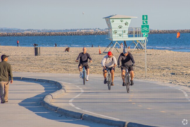 Long Beach City Beach is minutes away for sun and surf.