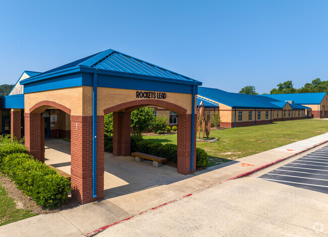 Located in Fayette County, Peeples Elementary serves grades PK-5 in Fayetteville.