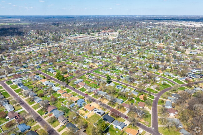 Hamilton Park is a quiet suburban neighborhood a short drive from Downtown Peoria.