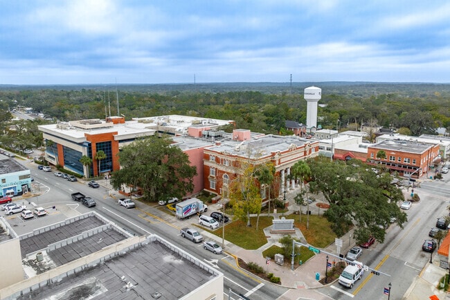 Brooksville blending the old and the new with the new court house built behind the old one.
