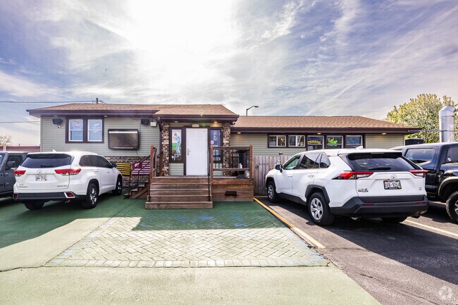 Fourth and Long is the perfect bar to watch Wisconsin sports in Woodlawn Manor.