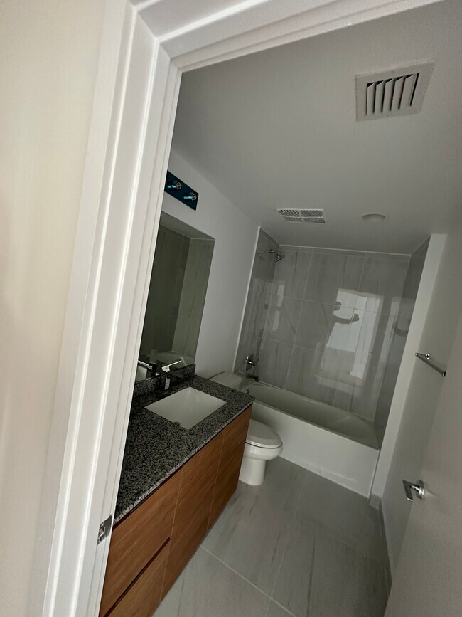 467 SW 4th St, Miami, FL 33130 - photo 2