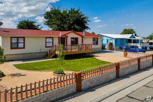 Fenced properties can be found in Jade Park.