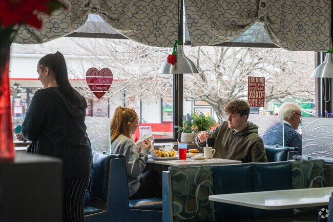 Get a delicious meal at any time of day from Tom Jones Restaurant in Brookhaven.