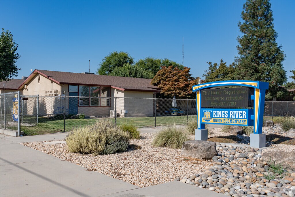 The marquee at Kings River Union Elementary school welcomes students.