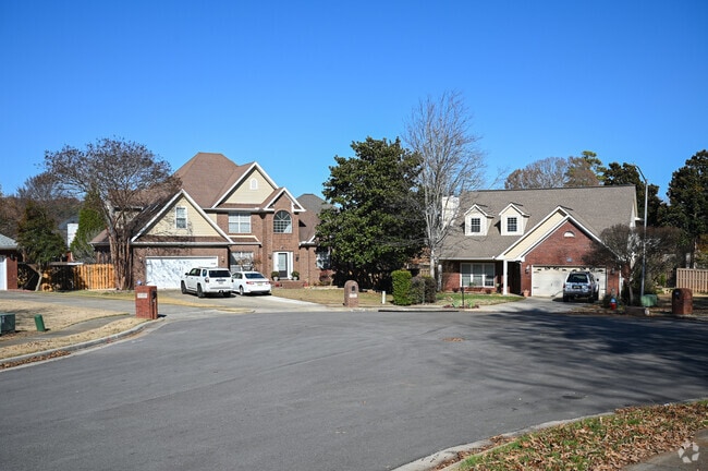 Lots of brick homes in Edgewater Alabama.