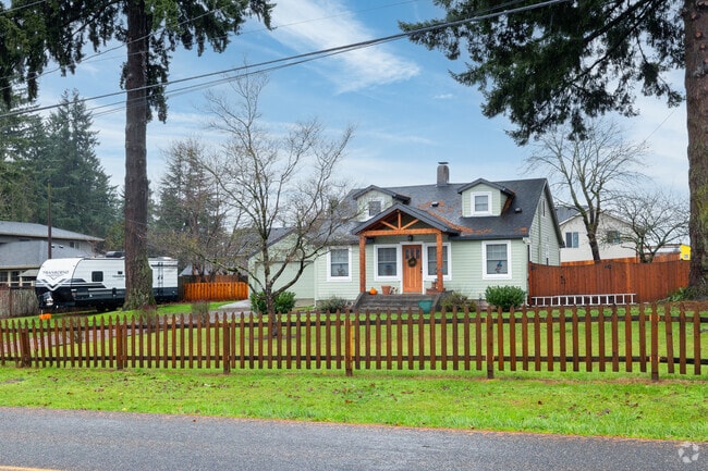 A home on NE 47th St has a large fenced in front yard in Minnehaha.