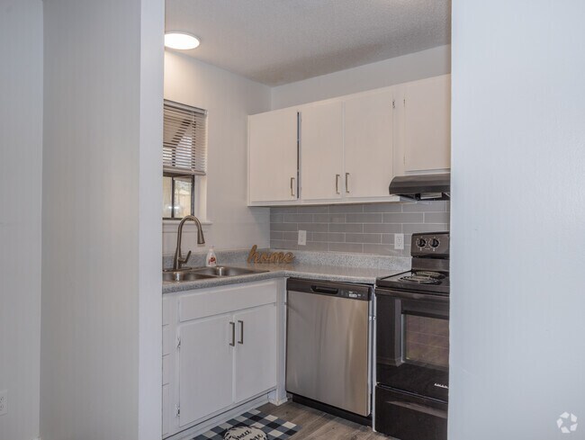 1 BD 1 BA - 711 SQFT Kitchen