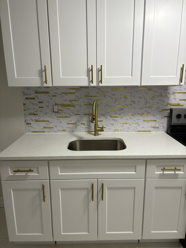 39 E 52nd St unit 3, Brooklyn, NY 11203 - photo 3