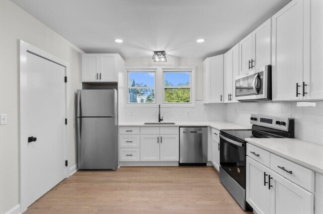 1070 Whitney Ave - Lake Whitney -1 Month Free, Hamden, CT 06517 - photo 5