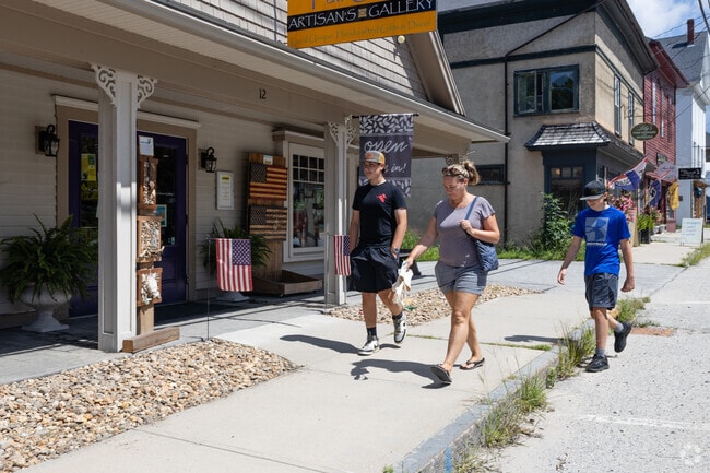 Explore the storefronts in Cornish near Parsonsfield.