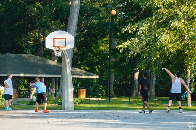 Memorial Park features basketball, tennis & pickleball courts in Ottawa.