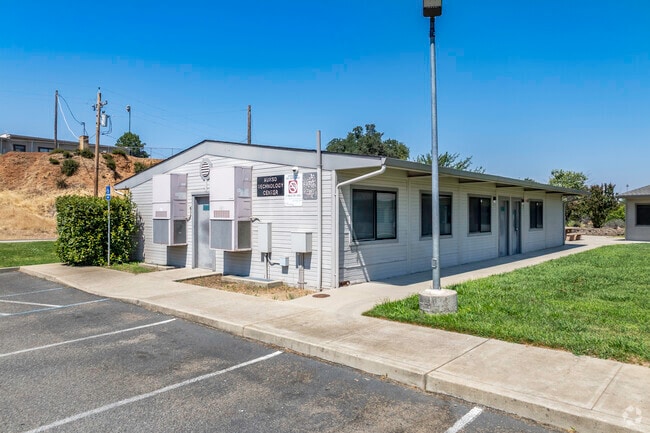 Oakview High (Alternative) is an independent study program type of school.