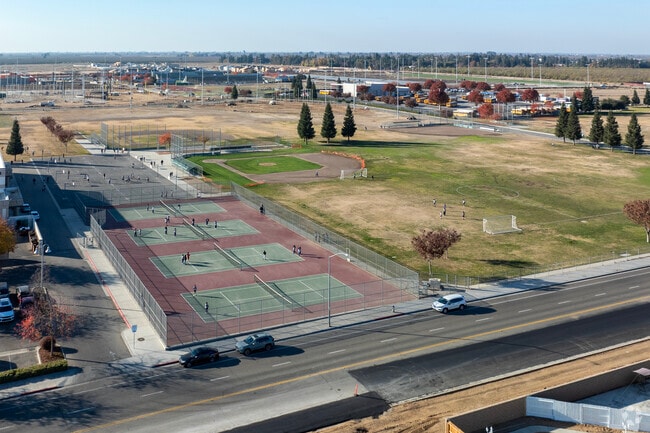 There is tennis courts at Glacier Point Middle School in Fresno.