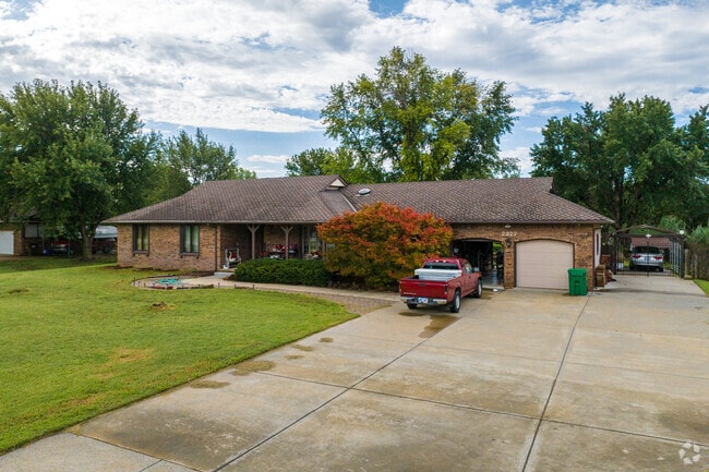 North End Riverview homes boast large driveways, for parking and outdoor activities.