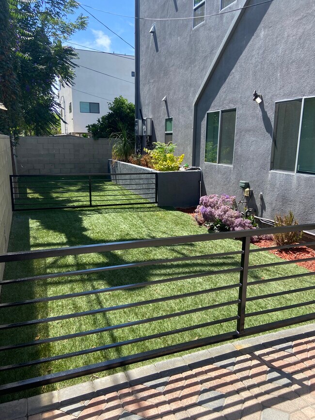 11514 Emelita St, Los Angeles, CA 91601 - photo 2