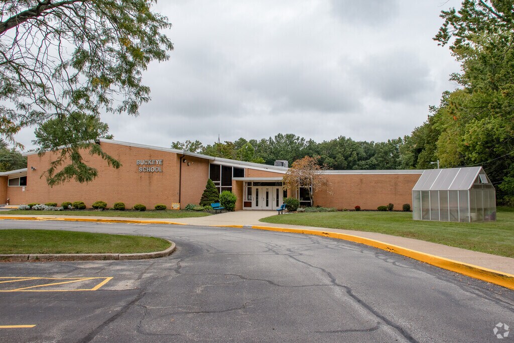 Buckeye Elementary School provides education in the neighborhood of 
Outlying Lake County