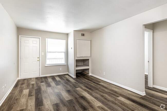 2BR, 1BA - 550SF