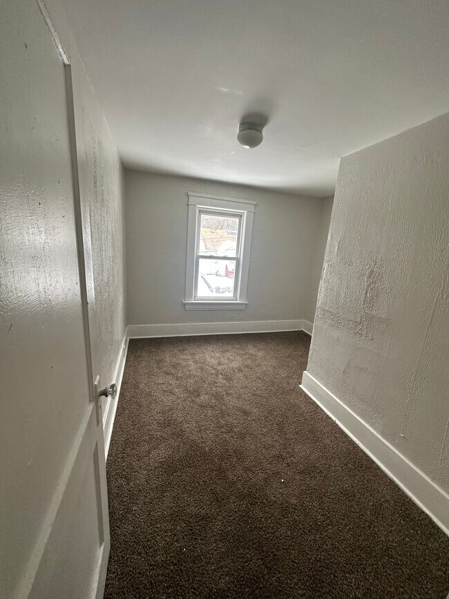 872 E Crosier St, Akron, OH 44306 - photo 4