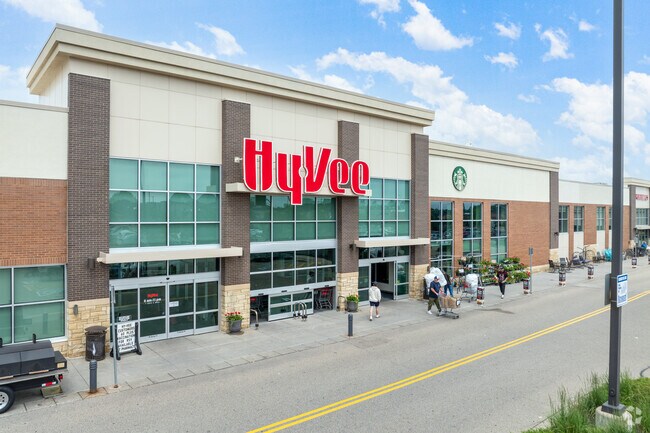 HyVee is perfect for large grocery hauls in Scott Highlands.