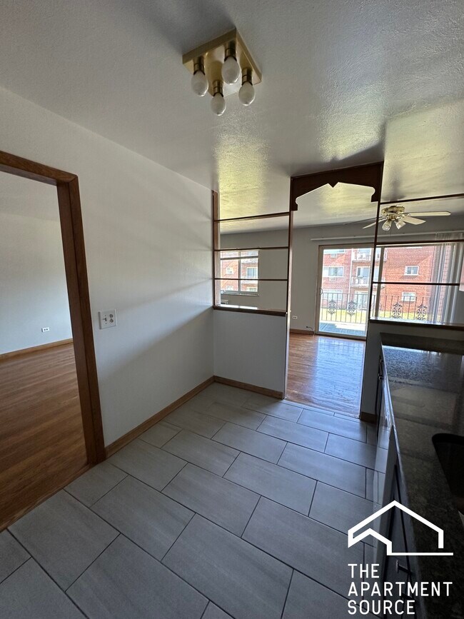 1639 Oakwood Ave unit 102, Des Plaines, IL 60016 - photo 6