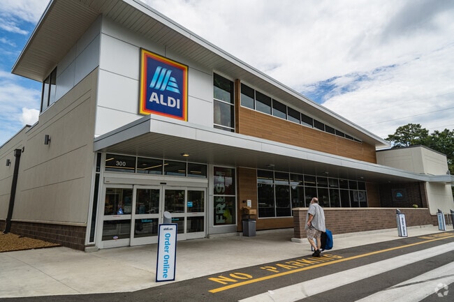 Aldi grocery store serves residents in the University neighborhood.